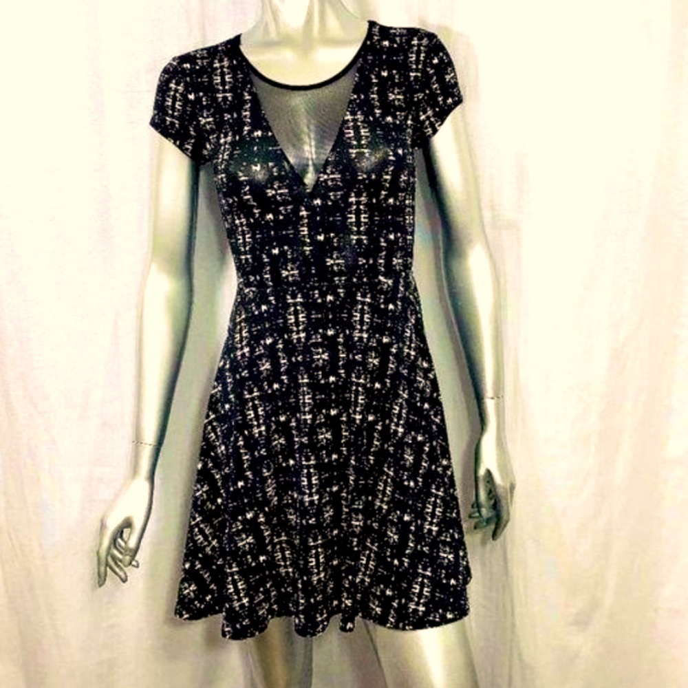 Kimchi Blue Small Black & White Dress.Has deep v’s and sheercutout😛. Superflirt